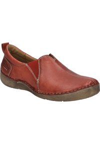 Scarpa slip-on in pelle rossa con pannelli elastici laterali, punta arrotondata e cuciture a contrasto. Presenta una suola in gomma marrone texturizzata.