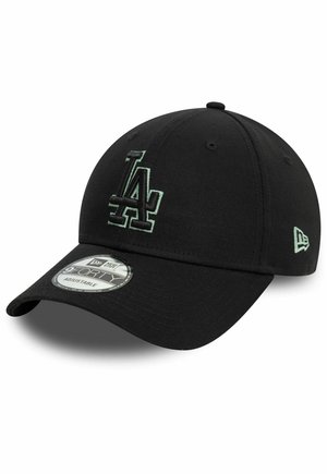 Gorra de béisbol negra hecha de tela con visera curvada. Presenta un logo bordado en relieve de color verde "LA" en la parte delantera y una correa ajustable.