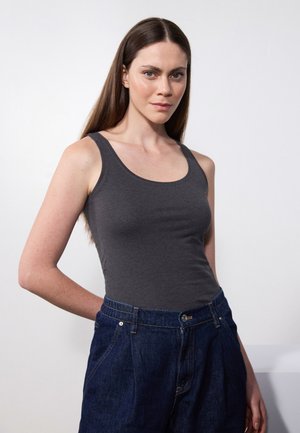 Grijze katoenen tanktop met een ronde halslijn, gecombineerd met hoogwaardige blauwe denim broek met een knoopsluiting en zijzakken.