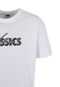 Balta medvilnės marškinėliai su juodu grafikliu, kuriame yra tekstas "Urban Classics." Apvalus iškirpimas ir trumpi rankoviai. Lygi tekstūra.