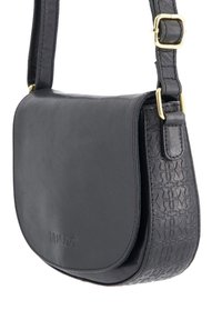 Sort læder crossbody taske med glat front og tekstureret bagside, med guldhardware og justerbar strop. Subtil logo detalje synlig.