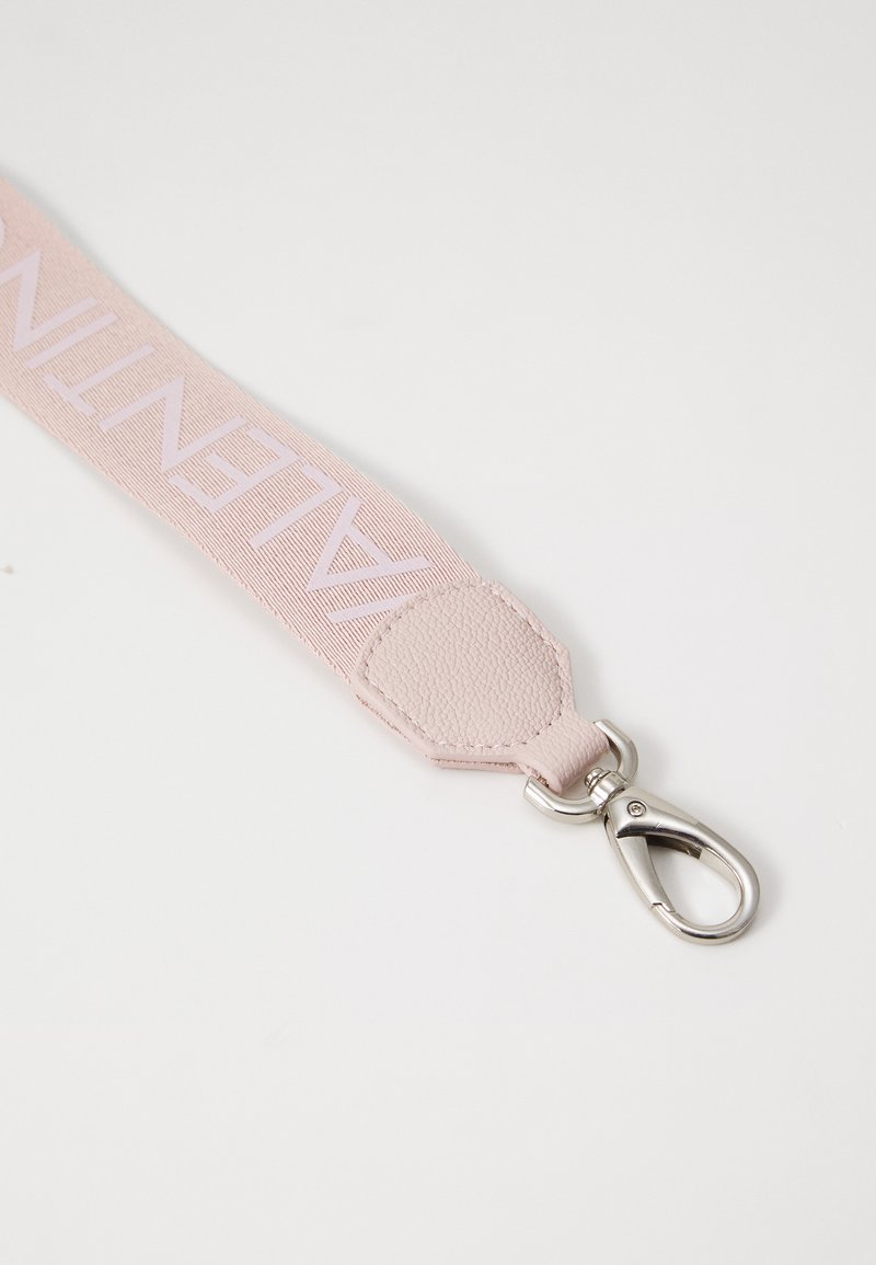 Rosa Riemen aus strukturiertem Material mit einem glatten Lederakzent und silbernem Metallclip. Mit "VALENTINO"-Logo in Weiß.