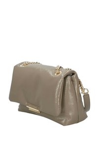 Beige handtas van imitatieleer met een getextureerde afwerking, gouden kettingriem en een logo-accent aan de voorkant. Rechthoekige vorm met een flapsluiting.