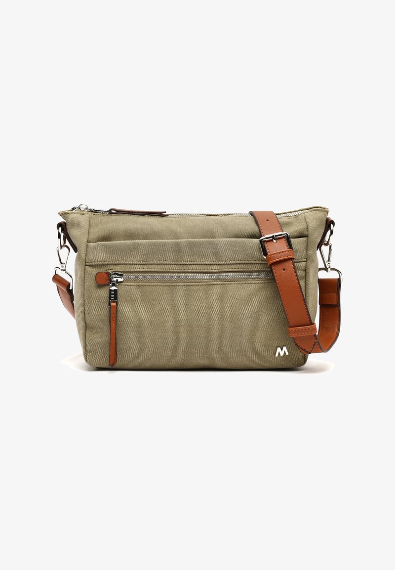 Bolso bandolera de lona beige con bolsillo frontal con cremallera, correa ajustable de cuero marrón, herrajes plateados y pequeño logo metálico en la parte inferior derecha.
