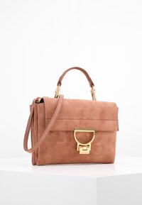 Kleine rosa Wildleder-Handtasche mit strukturiertem Design, goldenen Beschlägen, abnehmbarem Tragegurt und einem Frontverschluss. Texturierte Oberfläche mit sauberer Näharbeit.
