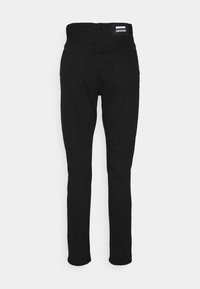 Calças de ganga pretas com um corte justo, apresentando um cós padrão, dois bolsos traseiros e detalhes de costura subtil.