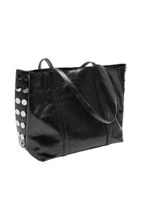 Czarna skórzana torba na ramię z błyszczącymi srebrnymi ćwiekami z jednej strony. Posiada podwójne paski na ramię i strukturalny design. Błyszczące wykończenie.