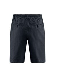 Pantaloni corti neri con cintura elastica, dotati di due tasche posteriori con chiusura a bottone e un tessuto liscio e leggero.