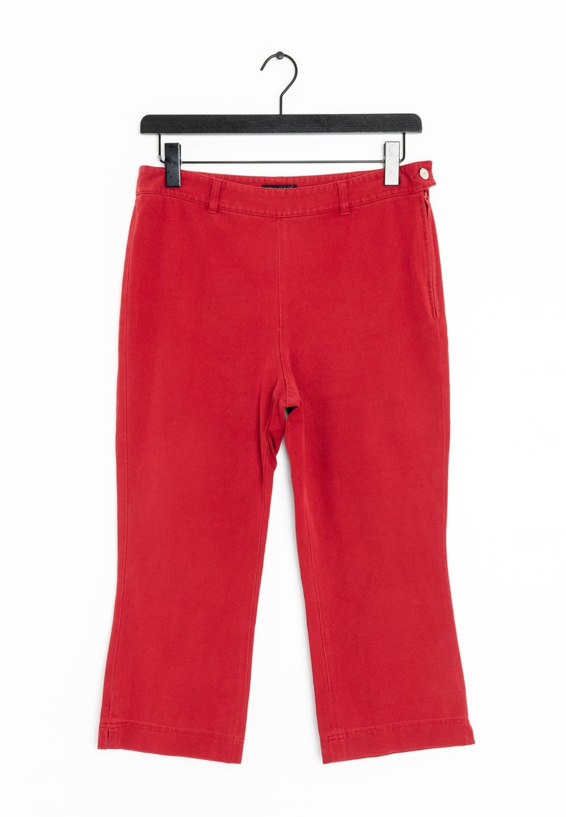 Pantalons en coton rouges avec une coupe droite, dotés d'une fermeture à bouton et de deux poches latérales. Accrochés à un cintre en plastique noir.