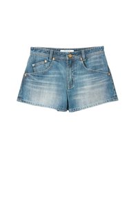 Shorts in denim di lavaggio azzurro chiaro, con un design classico a cinque tasche, chiusura con bottone dorato e orlo sfrangiato per un aspetto casual.