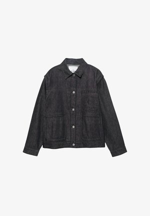 Giacca in denim scuro con colletto, chiusura a bottoni, due tasche frontali e maniche lunghe. Texture liscia e dettagli di design minimi.