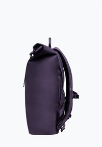 Zaino roll-top viola con una finitura liscia e opaca, spallacci in rete e una tasca con zip laterale per un accesso facile.