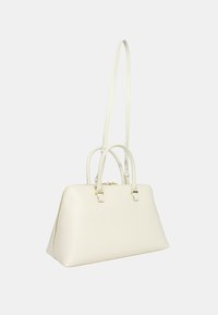 Borsa a tracolla bianca in pelle con forma strutturata, due manici superiori, una lunga tracolla e accessori in tonalità oro. Chiusura con zip e texture liscia.