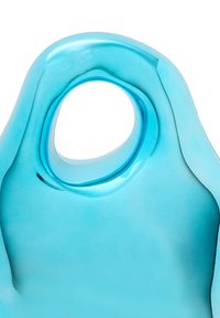 Transparante blauwe plastic tas met een ronde bovenkant en een groot rond handvat. Glad oppervlak met een modern, ergonomisch design.
