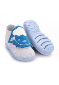 Szare filcowe kapcie z niebieskim wzorem owieczki z polaru z przodu, z jasnoniebieską gumową podeszwą z teksturowanym wzorem antypoślizgowym.