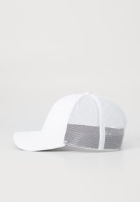 Casquette blanche avec une visière courbée, dos en mesh pour la ventilation, et subtiles accents noirs. Tissu lisse avec un design structuré.