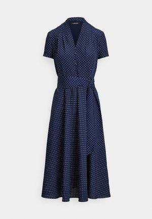 Abito midi blu navy con maniche corte, pois bianchi, chiusura anteriore con bottoni e cintura in tessuto coordinato annodata in vita.