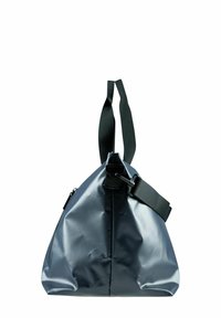 Sac étanche gris en forme triangulaire, avec une fermeture éclair supérieure, des bretelles noires réglables et une texture lisse et brillante.