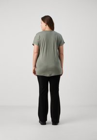 ONLY Carmakoma CARKETTY LIFE MIX TEE  - Apdrukāts T-krekls - deep lichen green