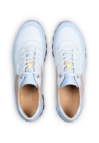 Helleblaue Sneakers mit beigen Akzenten, glattem und strukturiertem Leder, runder Zehenpartie, Schnürdesign und goldfarbener Ösen-Applikation.