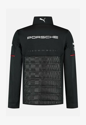 Czarna kurtka z wysokim kołnierzem, z pikowaną strukturą na plecach, logo Porsche oraz brandingiem Puma. Czerwony akcent na rękawach.