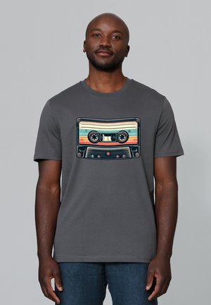 RETRO KASSETTE - Print T-shirt - anthracite