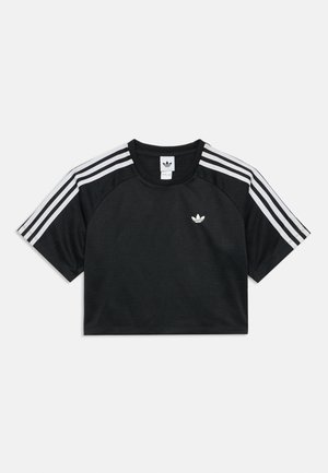Zwart cropped Adidas T-shirt met witte drievoudige strepen op de mouwen en een klein wit trefoil-logo op de borst.