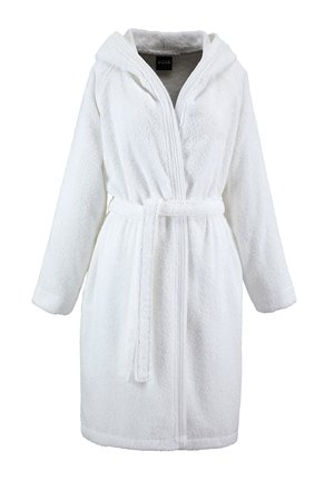 Accappatoio bianco con cappuccio, maniche lunghe e cintura in vita, realizzato in tessuto assorbente testurizzato.