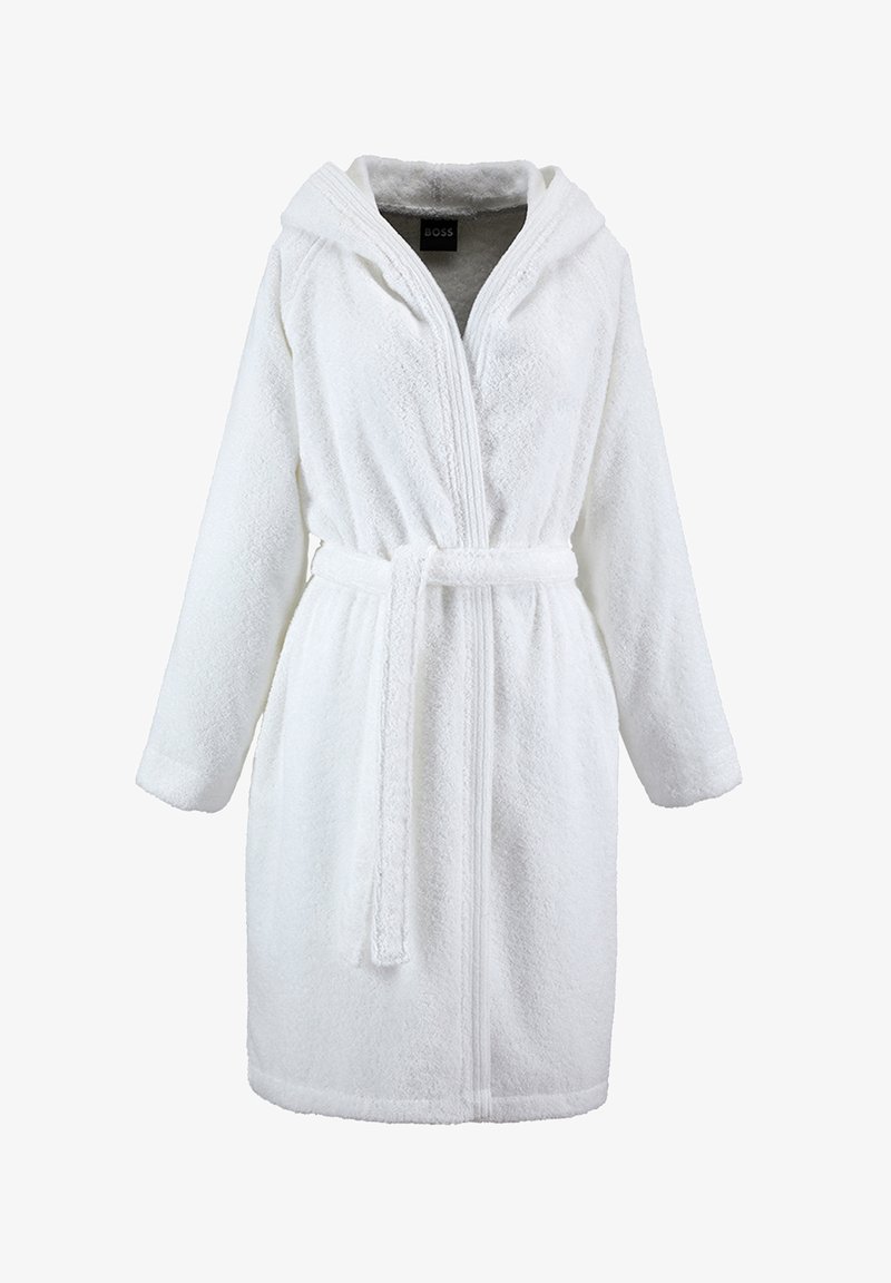 Peignoir blanc à capuche avec manches longues et ceinture à nouer à la taille, fabriqué en tissu absorbant texturé.