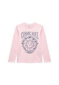 Lichtroze langoeve t-shirt met een marineblauwe grafische print van een zon en maan met decoratieve tekst, gemaakt van zacht katoen.