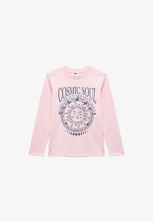 Lichtroze langoeve t-shirt met een marineblauwe grafische print van een zon en maan met decoratieve tekst, gemaakt van zacht katoen.