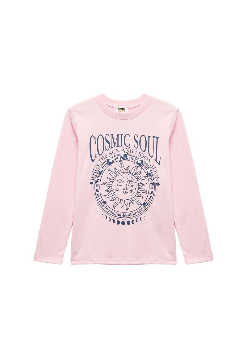 Lichtroze langoeve t-shirt met een marineblauwe grafische print van een zon en maan met decoratieve tekst, gemaakt van zacht katoen.