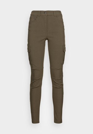 Ruskeat slim fit -cargo-housut etu- ja sivupaneelilla varustetuilla taskuilla, vyölenkeillä ja nappikiinnityksellä valkoisella taustalla.