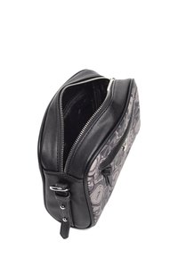 Borsa in pelle nera con tessuto grigio a motivo, chiusura con zip, forma arrotondata e tracolla regolabile con dettagli in metallo argentato.