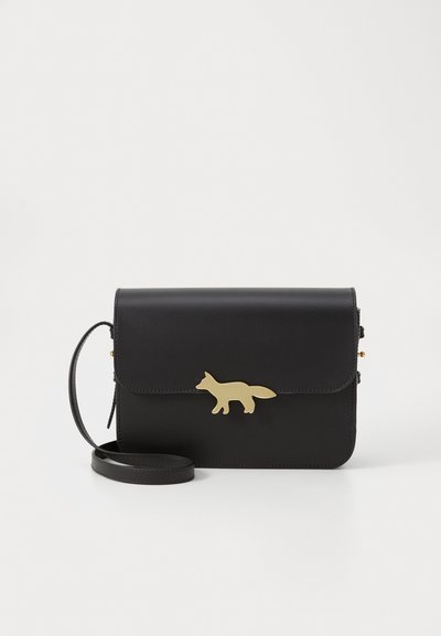 Zwarte leren crossbody tas met een klepsluiting, voorzien van een gouden vos silhouet accent en een afneembare schouderriem.