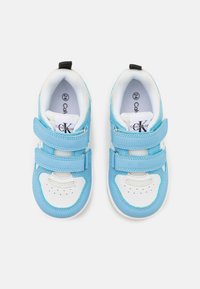 Le sneakers per bambini blu e bianche presentano una tomaia in pelle liscia e rete, cinturini in velcro, punta perforata e una suola imbottita.