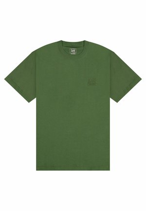 Maglietta in cotone verde oliva con collo rotondo e maniche corte. Presenta un logo Lee in rilievo sul petto, texture liscia e orlo dritto.