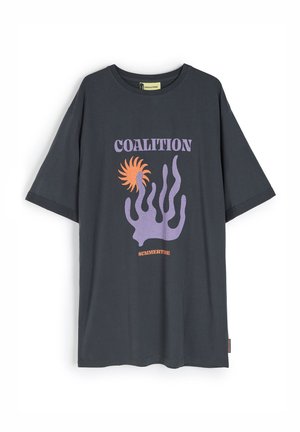 Czarnoszary t-shirt z krótkim rękawem, z fioletową grafiką przedstawiającą wodorosty i słońce oraz napisem "KOALICJA LETNIEJ PORY" w pomarańczowym kolorze.