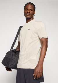 BOSS PARIQ DESERT ACTIVE - Trükipildiga T-särk - open beige