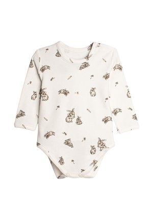 Biały, długi rękaw body dla niemowląt z zatrzaskami na dole, ozdobione małymi brązowymi króliczkami i marchewkami na całej powierzchni.