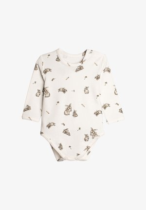 Biały, długi rękaw body dla niemowląt z zatrzaskami na dole, ozdobione małymi brązowymi króliczkami i marchewkami na całej powierzchni.