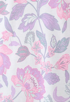 Tissu floral avec de grandes fleurs roses et lavande, des feuilles vertes et des motifs complexes sur un fond blanc. Texture lisse.
