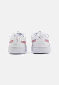 Hvite sneakers med rosa detaljer, glatt syntetisk overdel, polstret krage, gummisåle og logodetalj. Lave design med forsterket hæl.