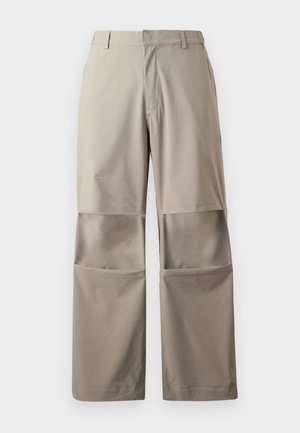 Pantaloni beige a gamba larga realizzati in tessuto liscio, con ampie tasche a toppa e un design casual con fronte piatto e passanti per cintura.