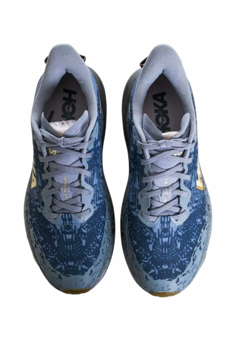 Coppia di scarpe da corsa blu e grigie con motivo, con i lacci annodati, viste dall'alto, che mostrano colli imbottiti e solette nere con loghi del marchio.