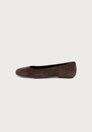 Chaussure de ballet plate en suède marron avec un bout arrondi et un petit talon sur fond blanc uni.