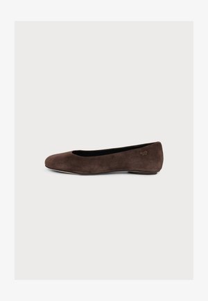 Zapato de ballet plano de ante marrón con punta redondeada y tacón bajo sobre un fondo blanco liso.