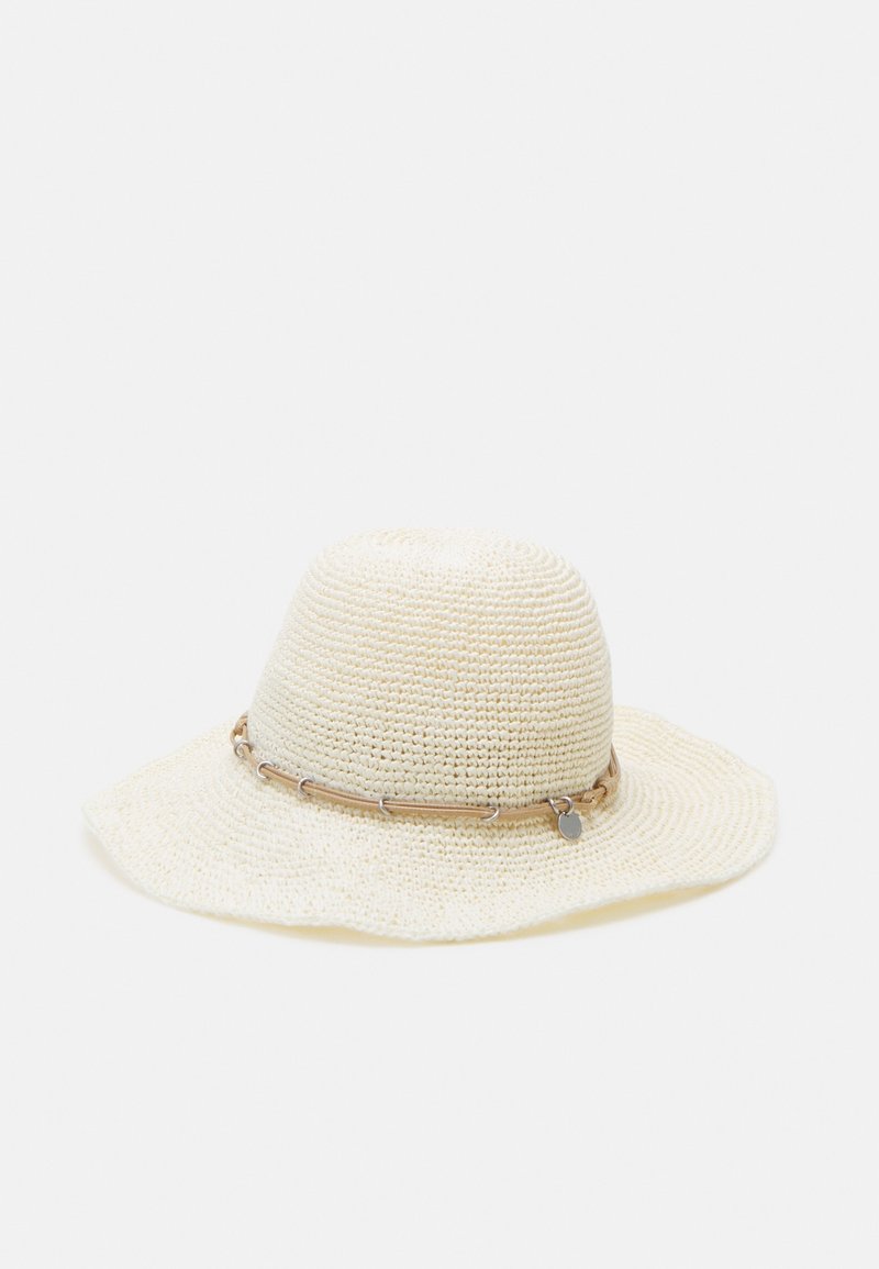 Chapeau de soleil tissé de couleur crème avec un large bord et une bande en corde couleur tan ornée d'anneaux argentés et d'un petit pendentif rond.