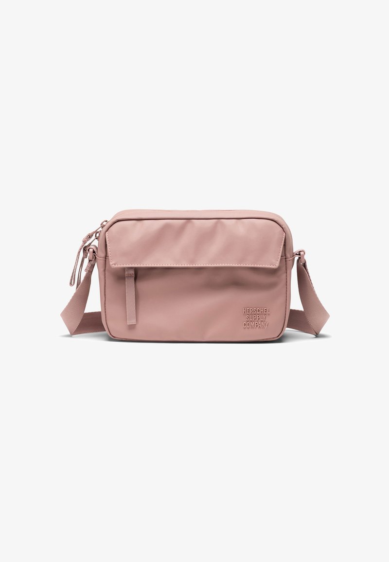 Bolso bandolera sintético rosa con tapa frontal, cierre de cremallera y correa ajustable. Presenta un logotipo en relieve y una textura suave.
