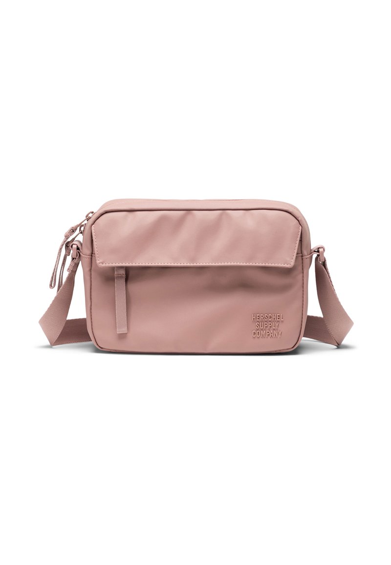 Borsa a tracolla sintetica rosa con patta frontale, chiusura con zip e tracolla regolabile. Presenta un logo in rilievo e una texture liscia.